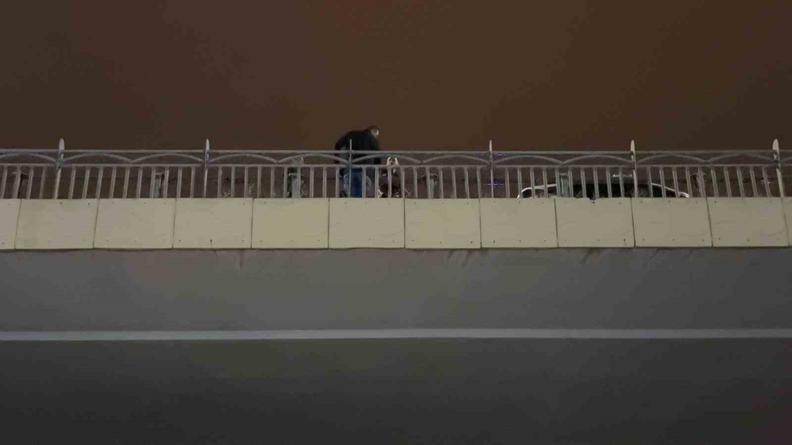 İntihar etmek için köprüye çıkan şahsı polis ekipleri ikna etti
