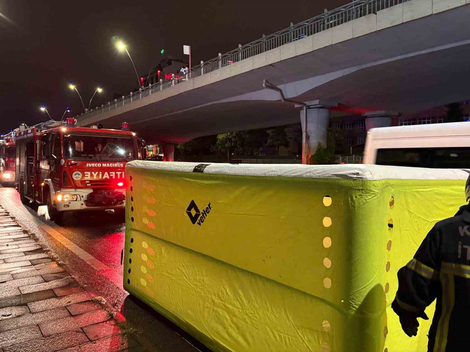 İntihar etmek için köprüye çıkan şahsı polis ekipleri ikna etti