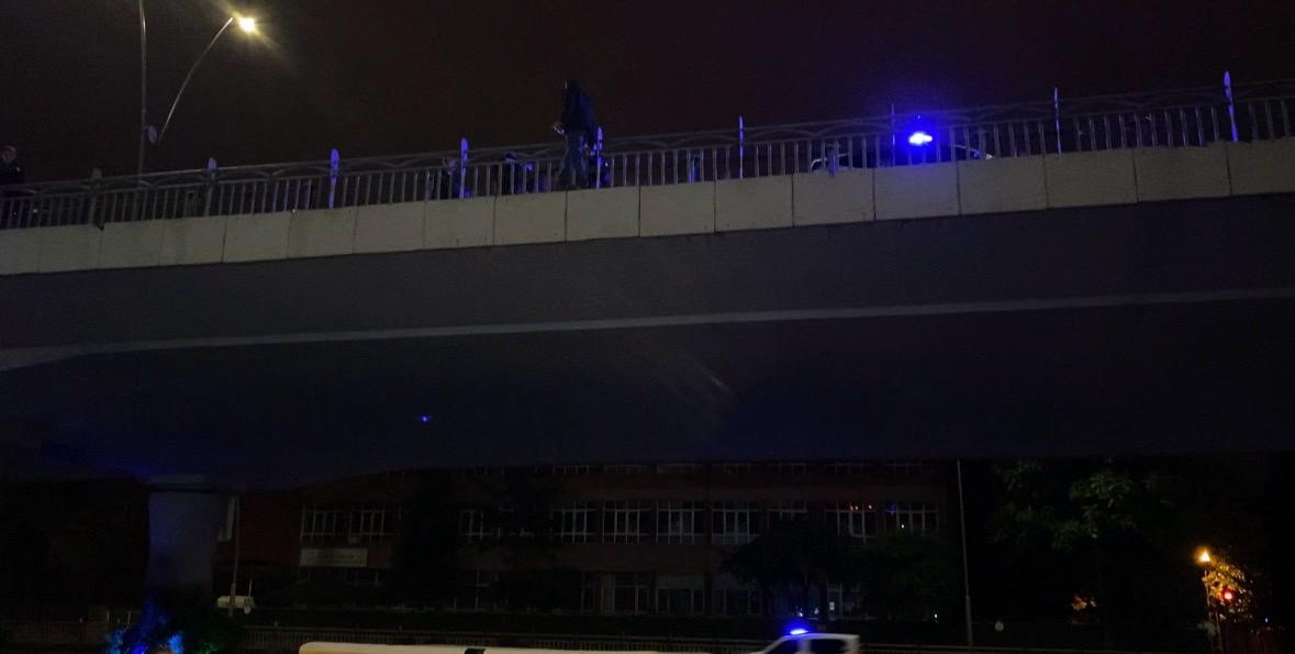 İntihar etmek için köprüye çıkan şahsı polis ekipleri ikna etti