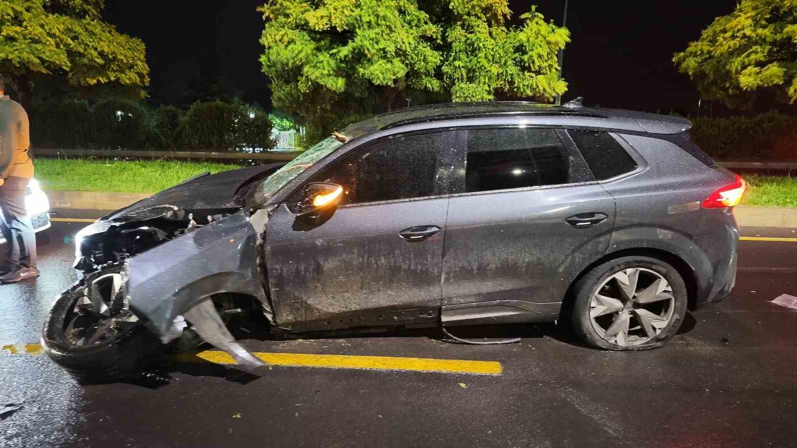 Niğde’de refüje çıkarak, ağaca çarpan SUV araç kullanılamaz hale geldi
