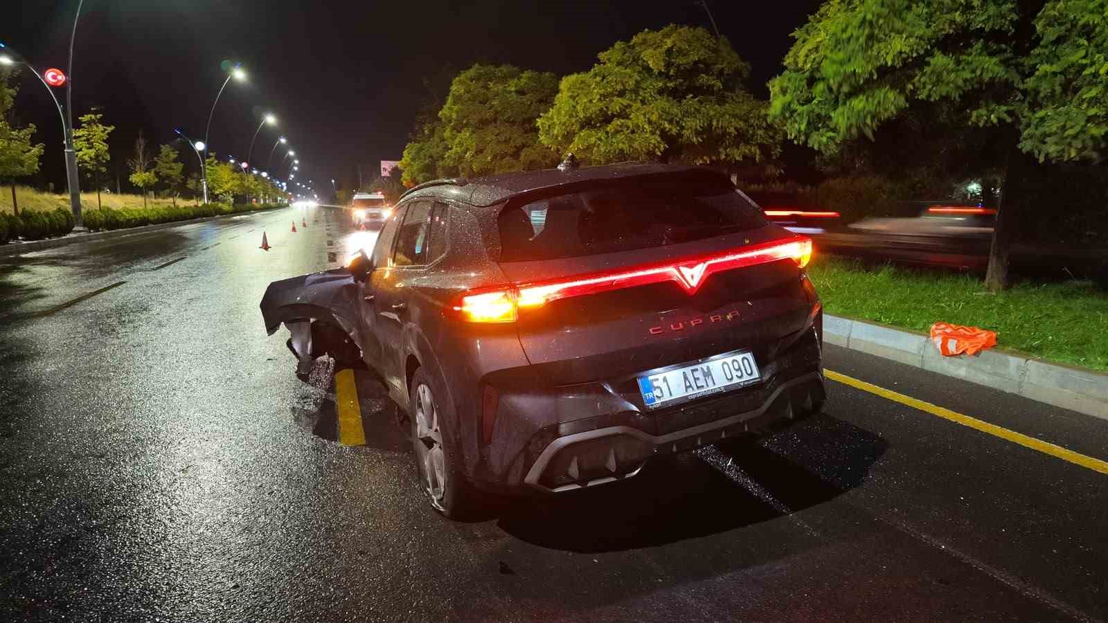 Niğde’de refüje çıkarak, ağaca çarpan SUV araç kullanılamaz hale geldi