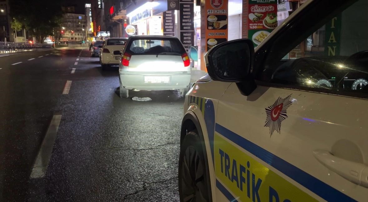 Alkollü sürücü ‘burada çevirme olmaz’ dedi, yoldan geçen araçları durdurmaya çalıştı