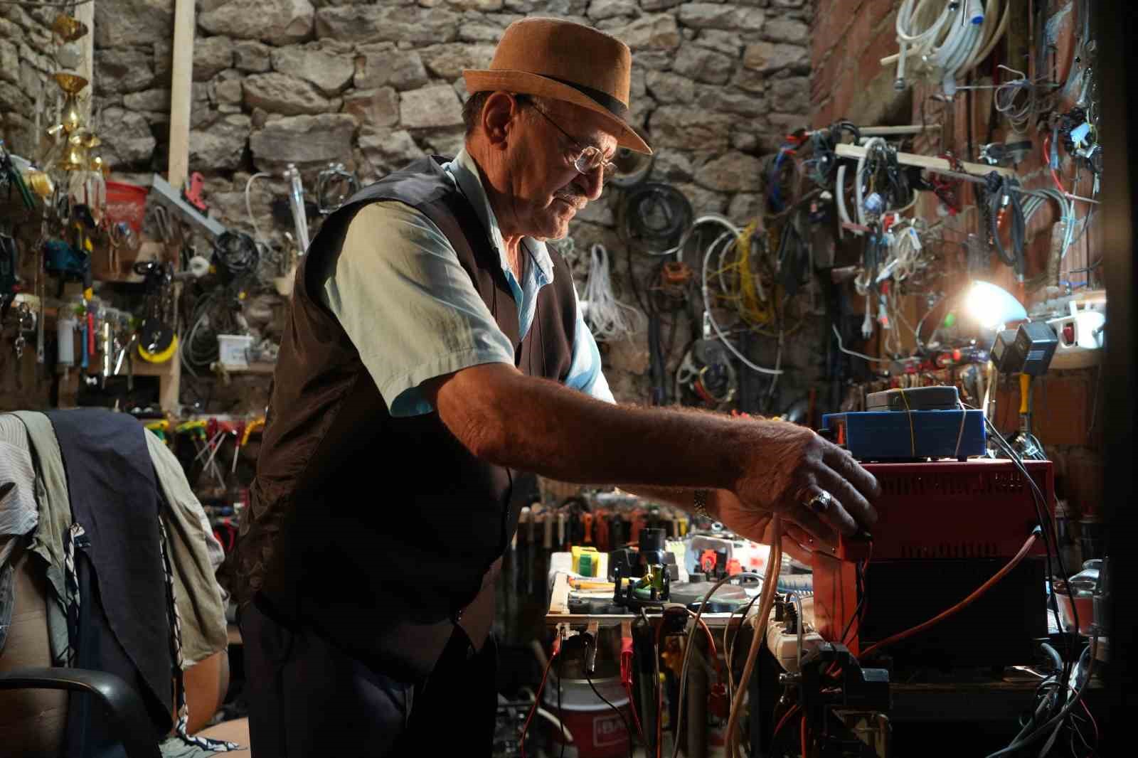 Emekli oldu, samanlığı atölyeye çevirdi: Komşularının bozulan eşyalarını ücretsiz tamir ediyor
