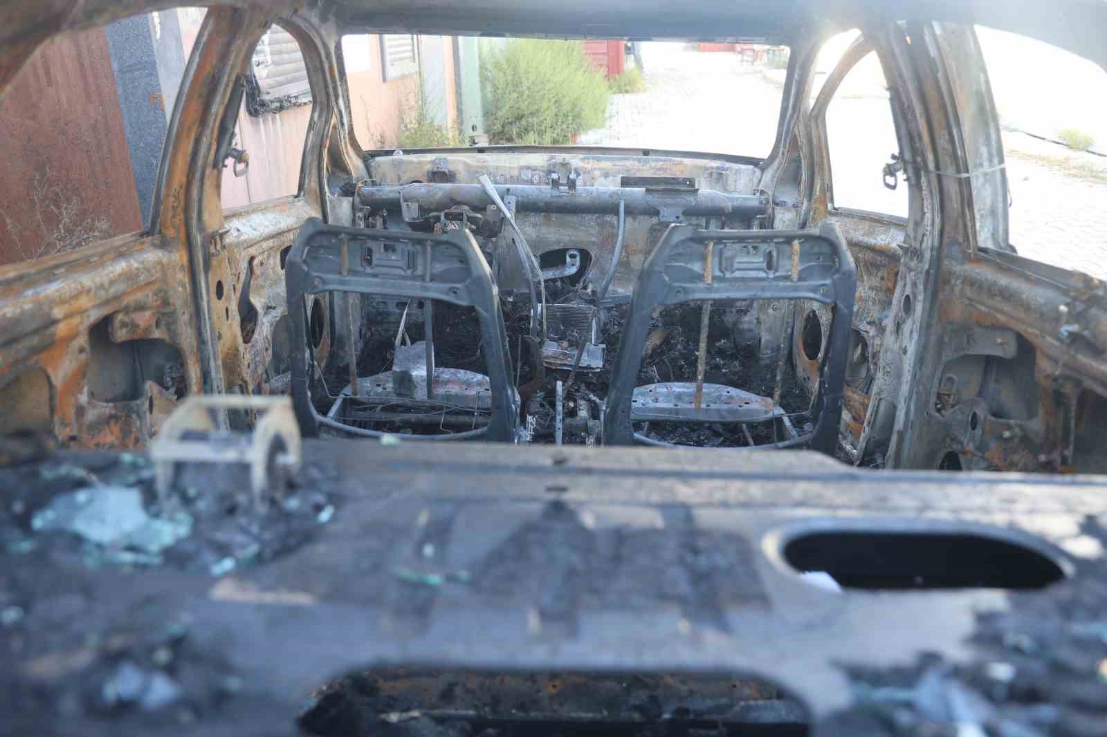 Depremzede vatandaş, camını kaldırım taşıyla kırdıkları otomobilini çalıştırırken yaktıklarını iddia etti