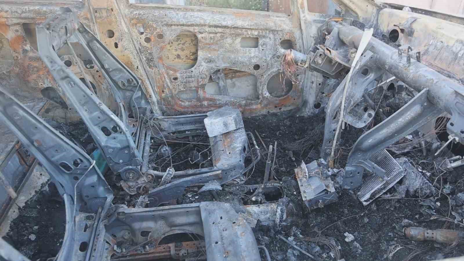 Depremzede vatandaş, camını kaldırım taşıyla kırdıkları otomobilini çalıştırırken yaktıklarını iddia etti