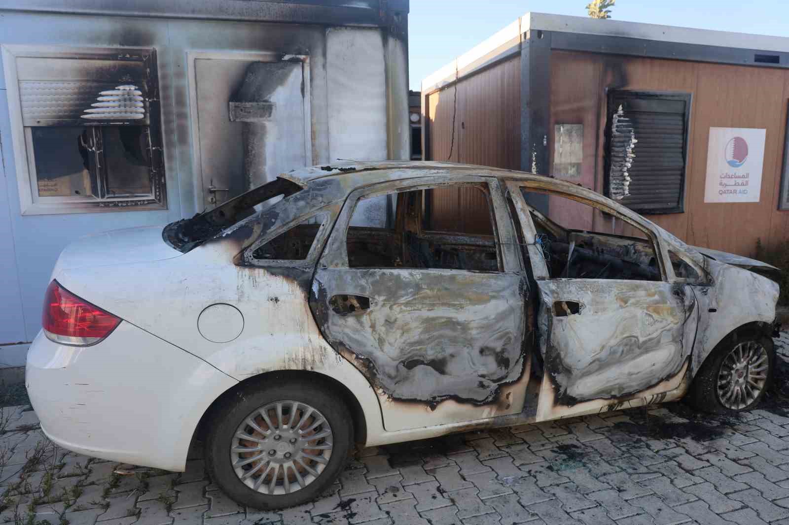 Depremzede vatandaş, camını kaldırım taşıyla kırdıkları otomobilini çalıştırırken yaktıklarını iddia etti
