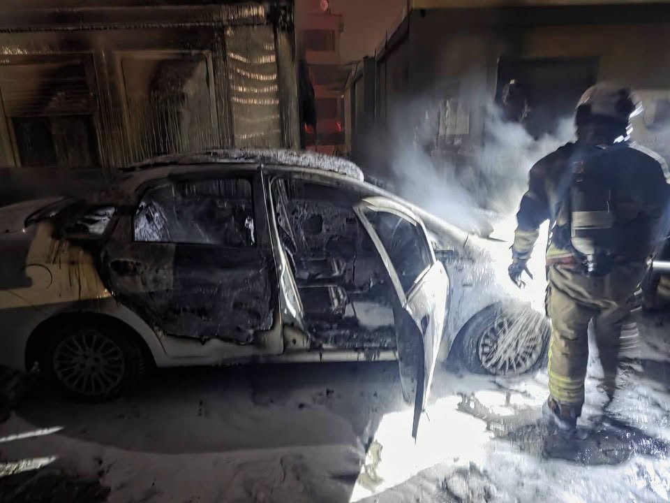 Depremzede vatandaş, camını kaldırım taşıyla kırdıkları otomobilini çalıştırırken yaktıklarını iddia etti