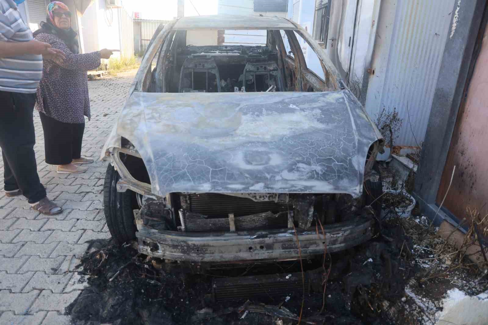 Depremzede vatandaş, camını kaldırım taşıyla kırdıkları otomobilini çalıştırırken yaktıklarını iddia etti