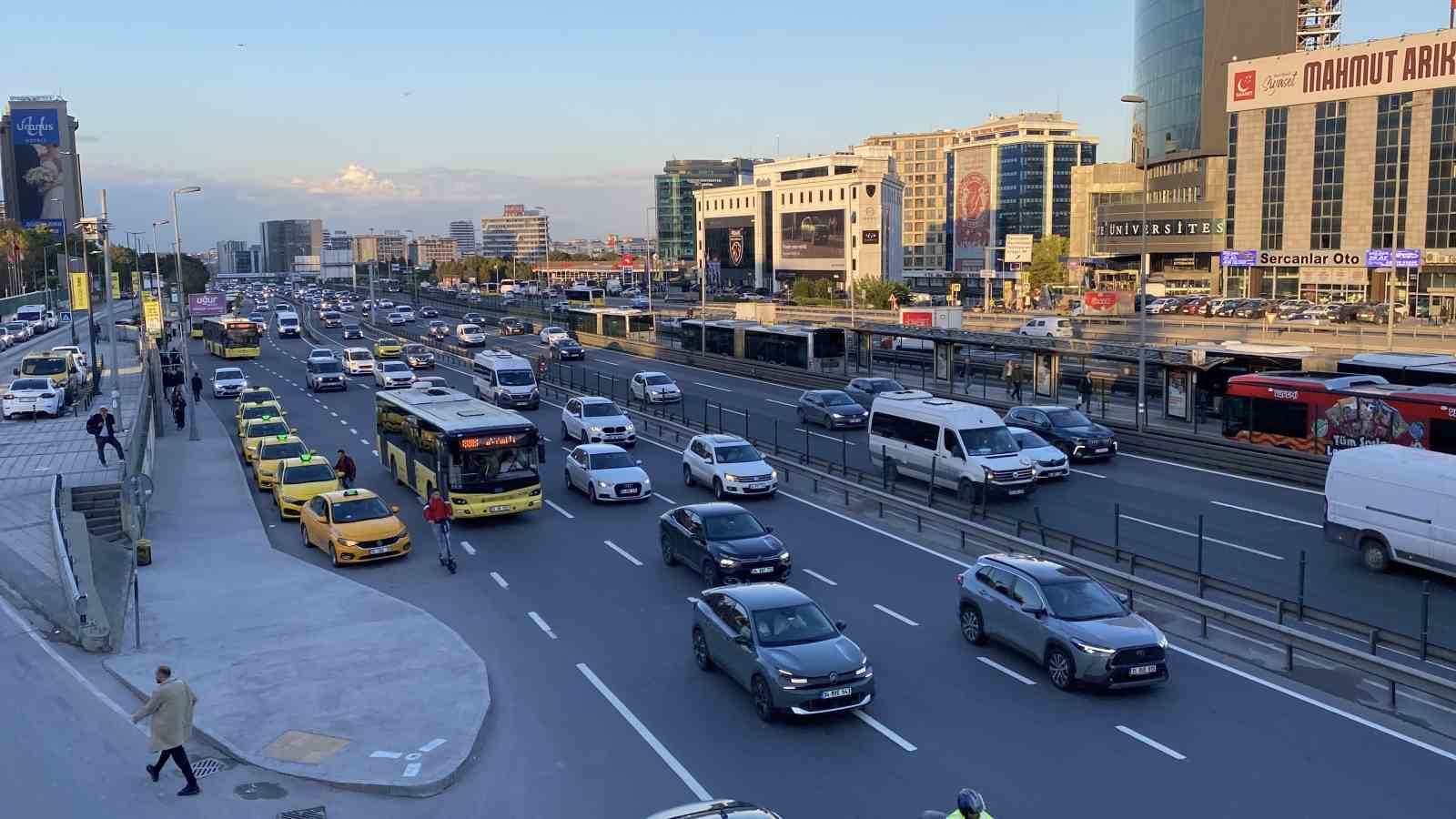 İstanbul’da yağışların bitmesiyle trafik normal seyrine döndü