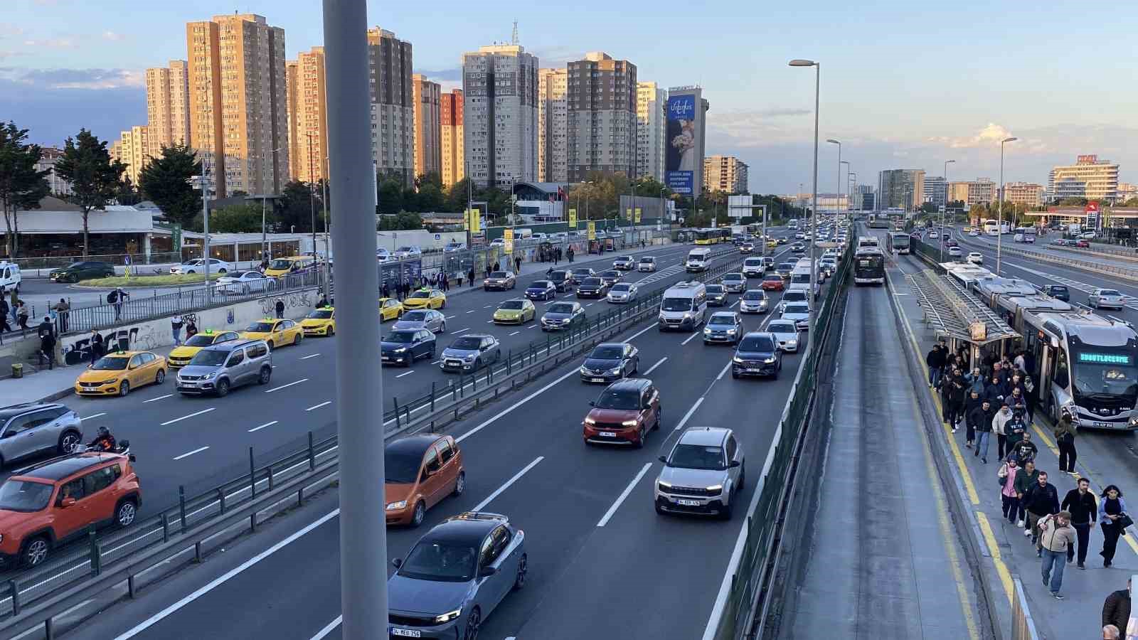 İstanbul’da yağışların bitmesiyle trafik normal seyrine döndü