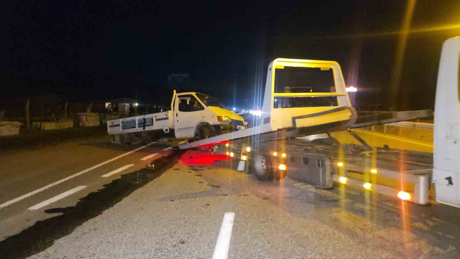 Kamyonete çarpan otomobil, 250 metre savrularak takla attı: 1’i ağır 3 yaralı