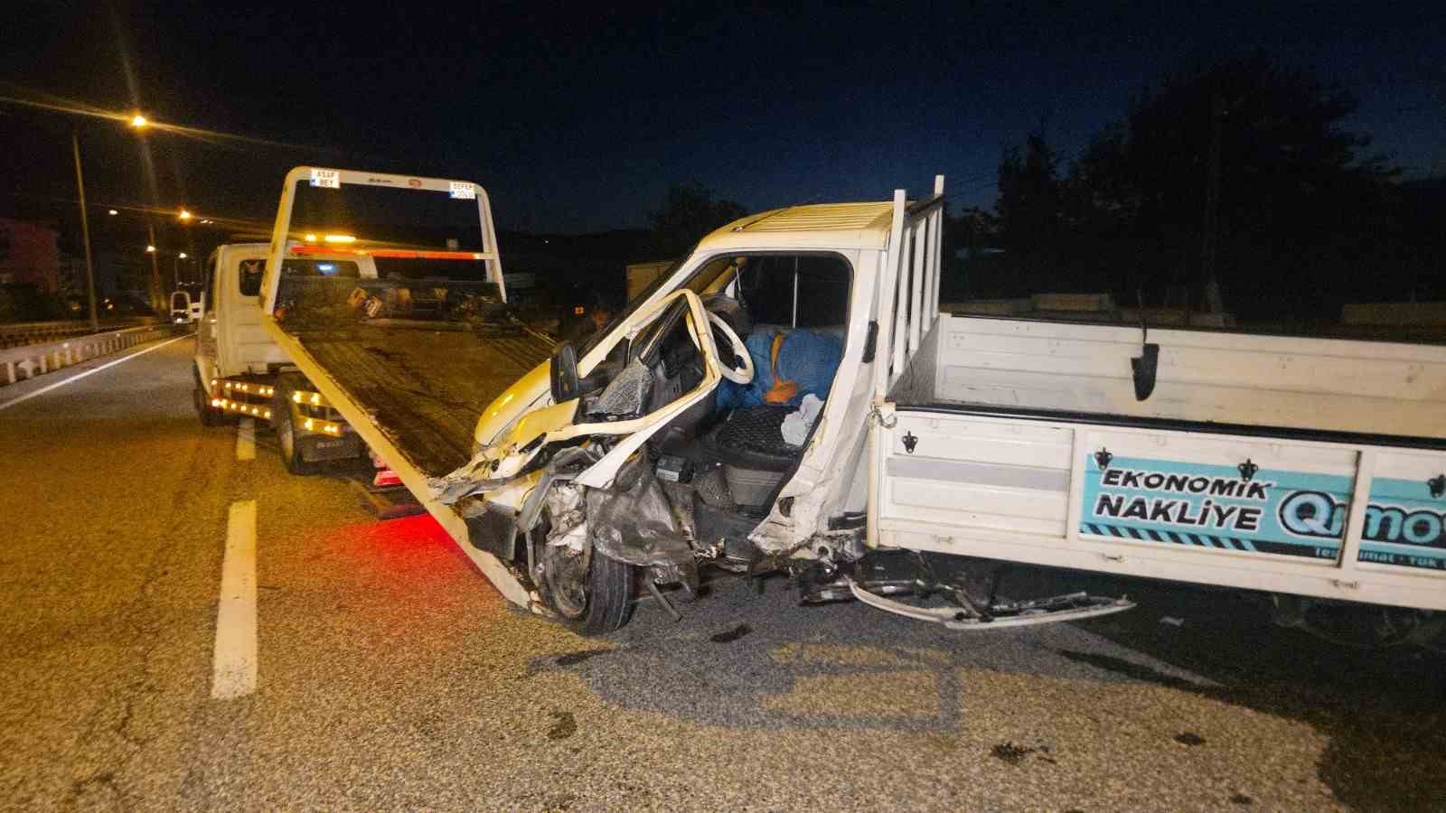 Kamyonete çarpan otomobil, 250 metre savrularak takla attı: 1’i ağır 3 yaralı