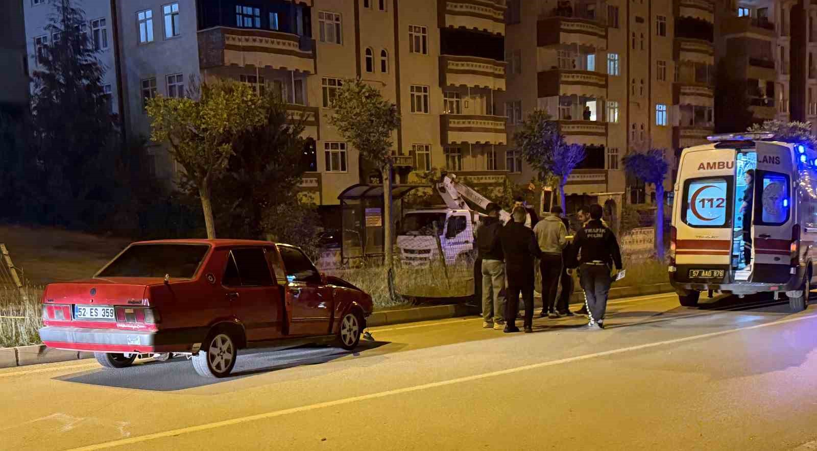 Sinop’ta otomobil ağaca çarptı: 1 yaralı