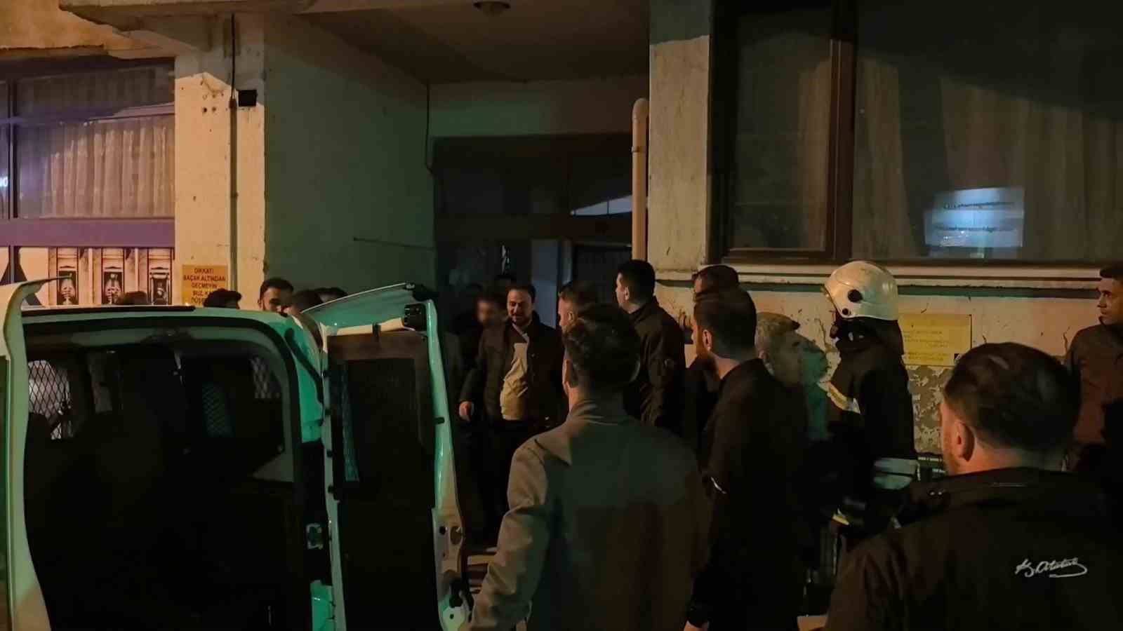 Erzurum’da hareketli gece: Çatıya çıkan firari şahıs ikna edilerek gözaltına alındı