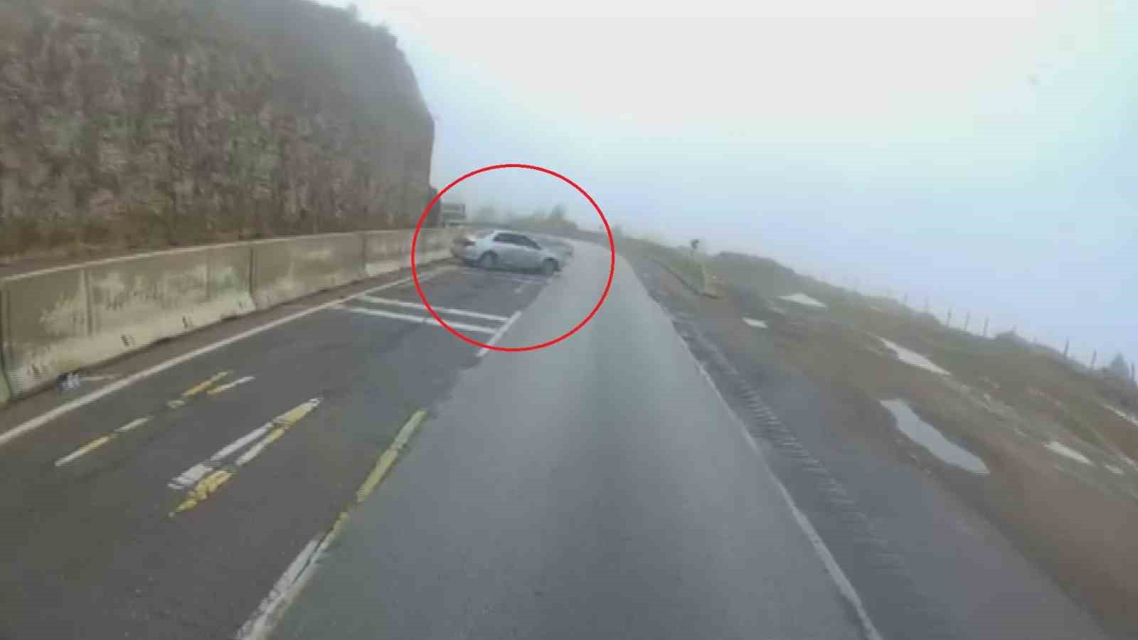 Önünde seyreden otomobil refüje çarptı, tır sürücüsü neye uğradığını şaşırdı