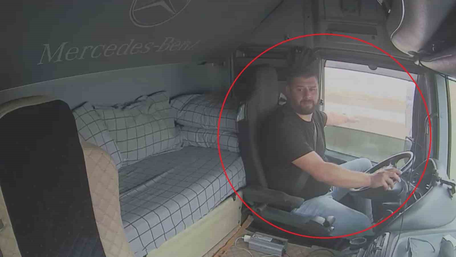 Önünde seyreden otomobil refüje çarptı, tır sürücüsü neye uğradığını şaşırdı