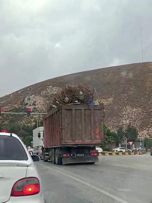 Aşırı demir yüklü tır trafikte yürekleri ağza getirdi