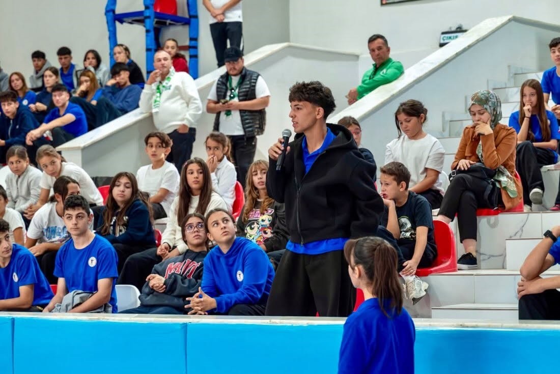 Muğlasporlu futbolcular öğrencilerle buluştu