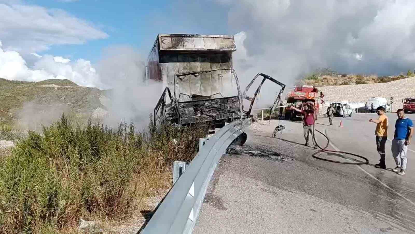 Antalya’da yanan kamyonun sürücüsü, karşıdan gelen araçları görünce aracı bariyerlere sürmüş