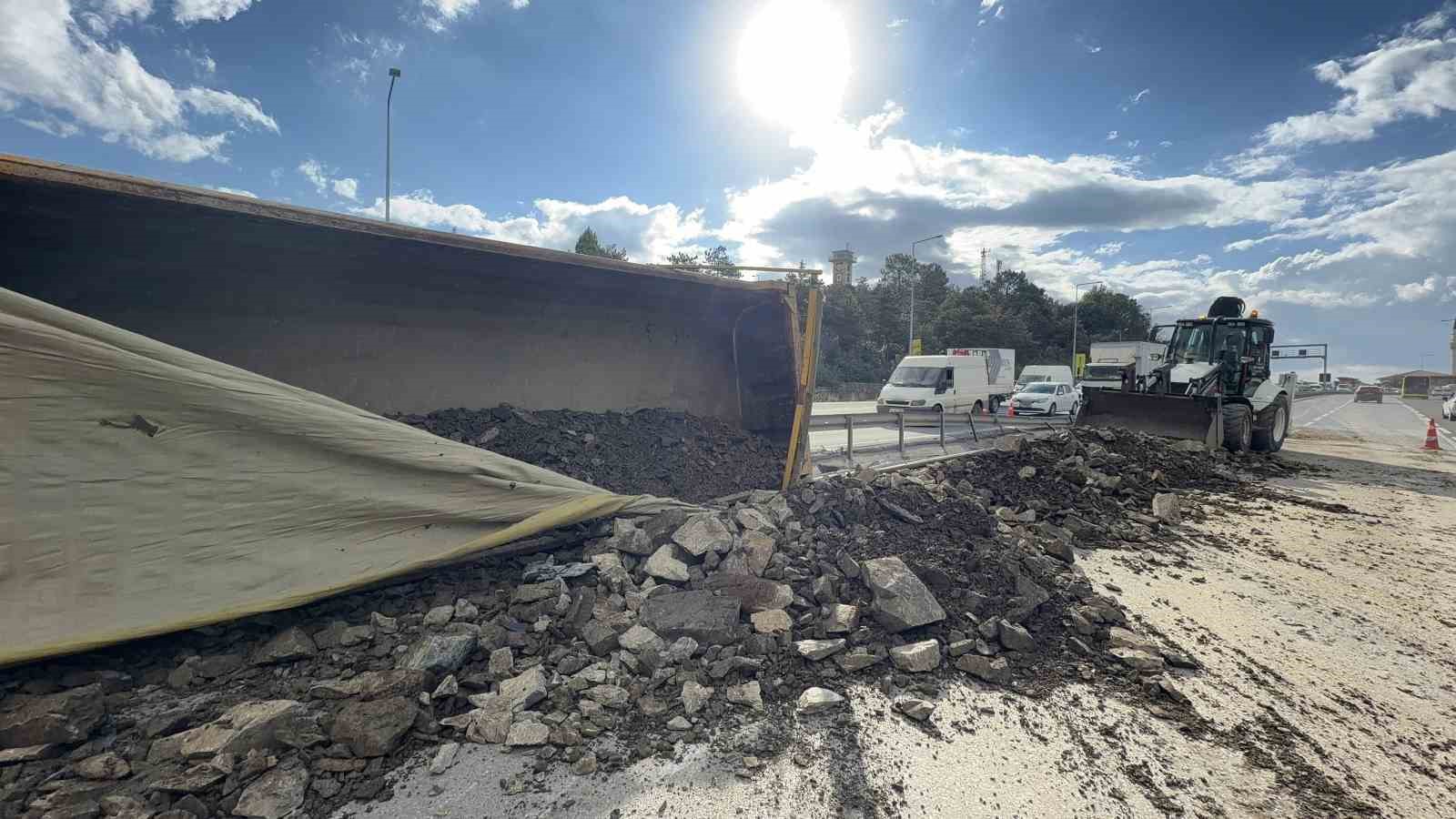 Arnavutköy’de hafriyat kamyonu devrildi: Molozlar karşı şeride savruldu, 1 yaralı