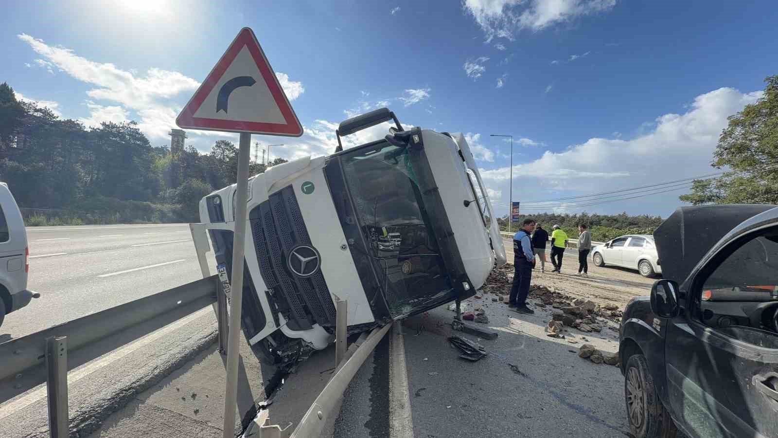 Arnavutköy’de hafriyat kamyonu devrildi: Molozlar karşı şeride savruldu, 1 yaralı