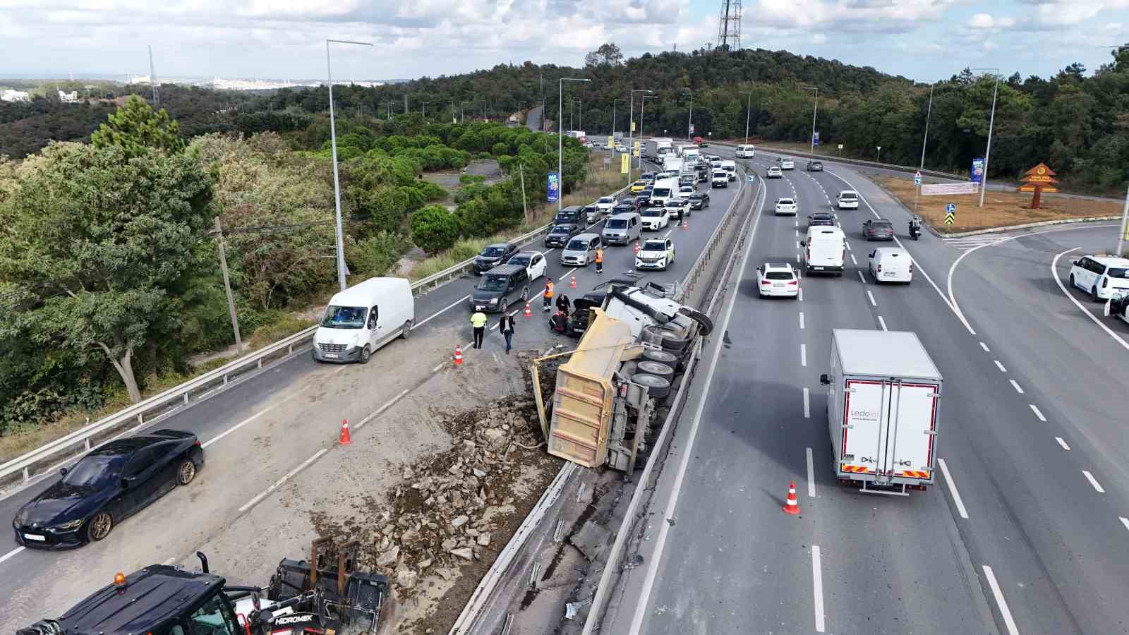 Arnavutköy’de hafriyat kamyonu devrildi: Molozlar karşı şeride savruldu, 1 yaralı