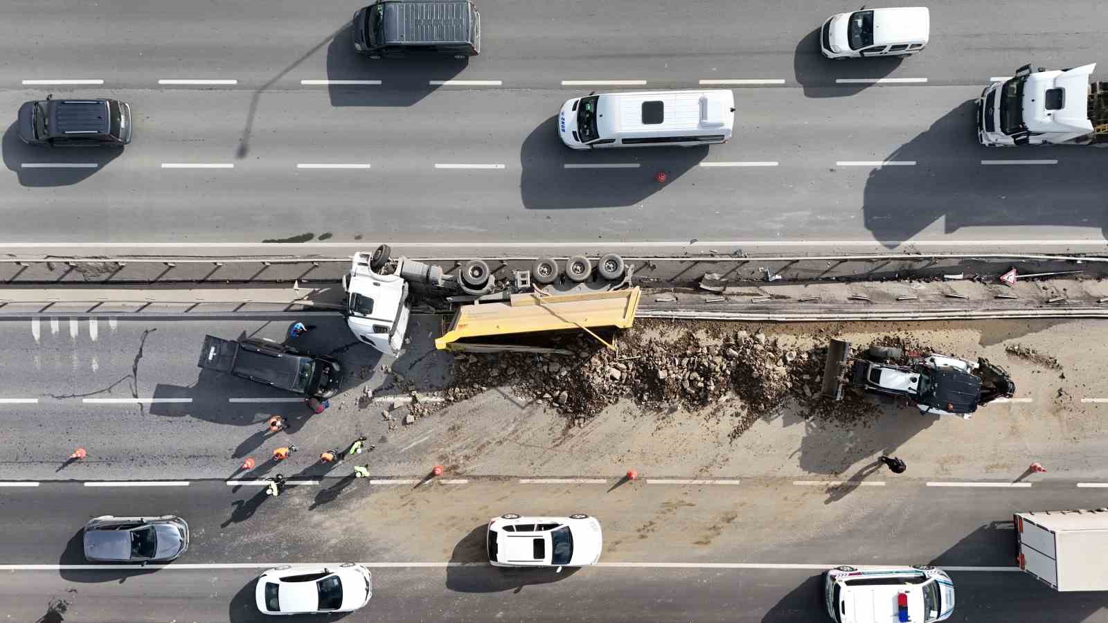 Arnavutköy’de hafriyat kamyonu devrildi: Molozlar karşı şeride savruldu, 1 yaralı