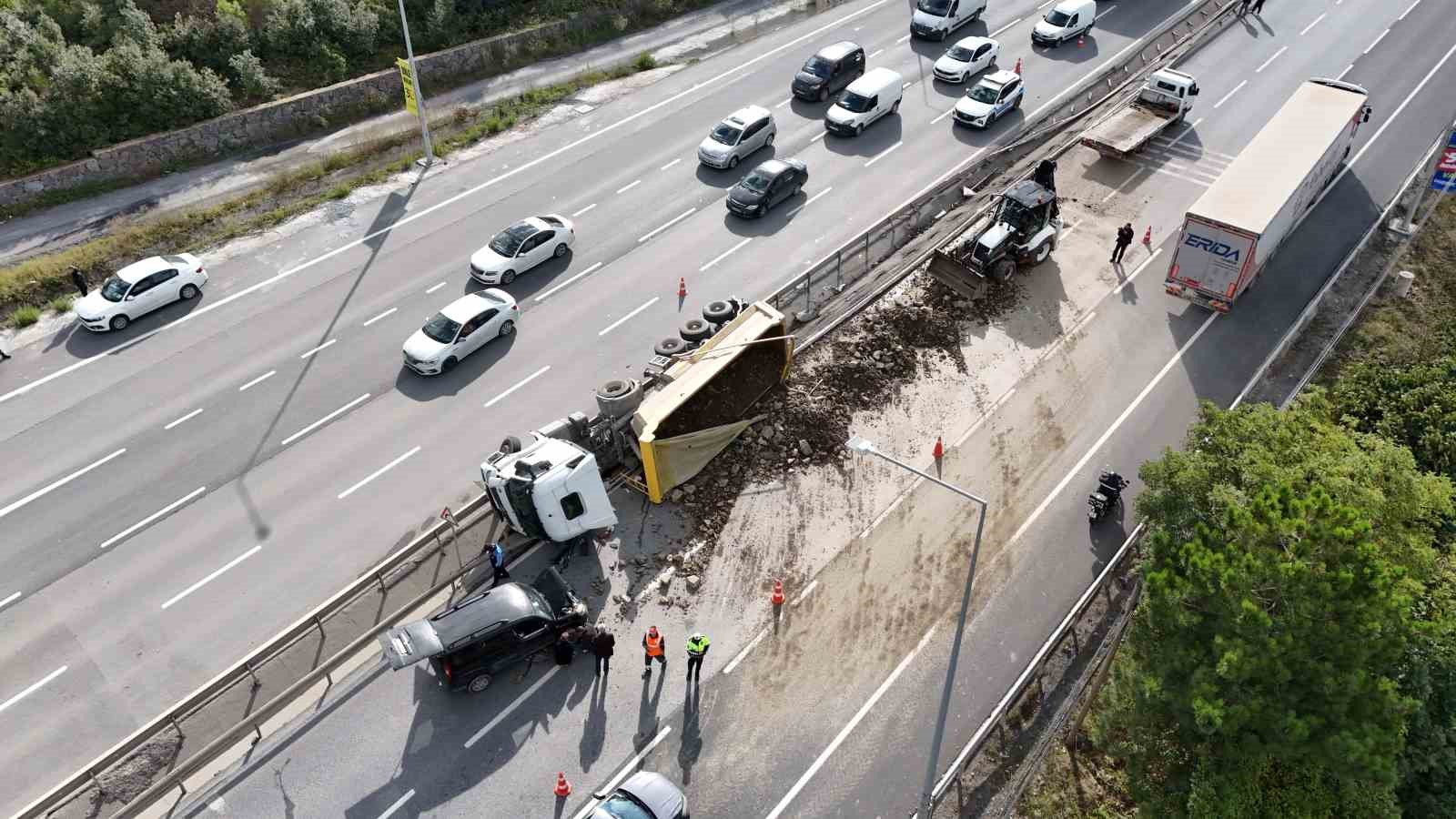 Arnavutköy’de hafriyat kamyonu devrildi: Molozlar karşı şeride savruldu, 1 yaralı