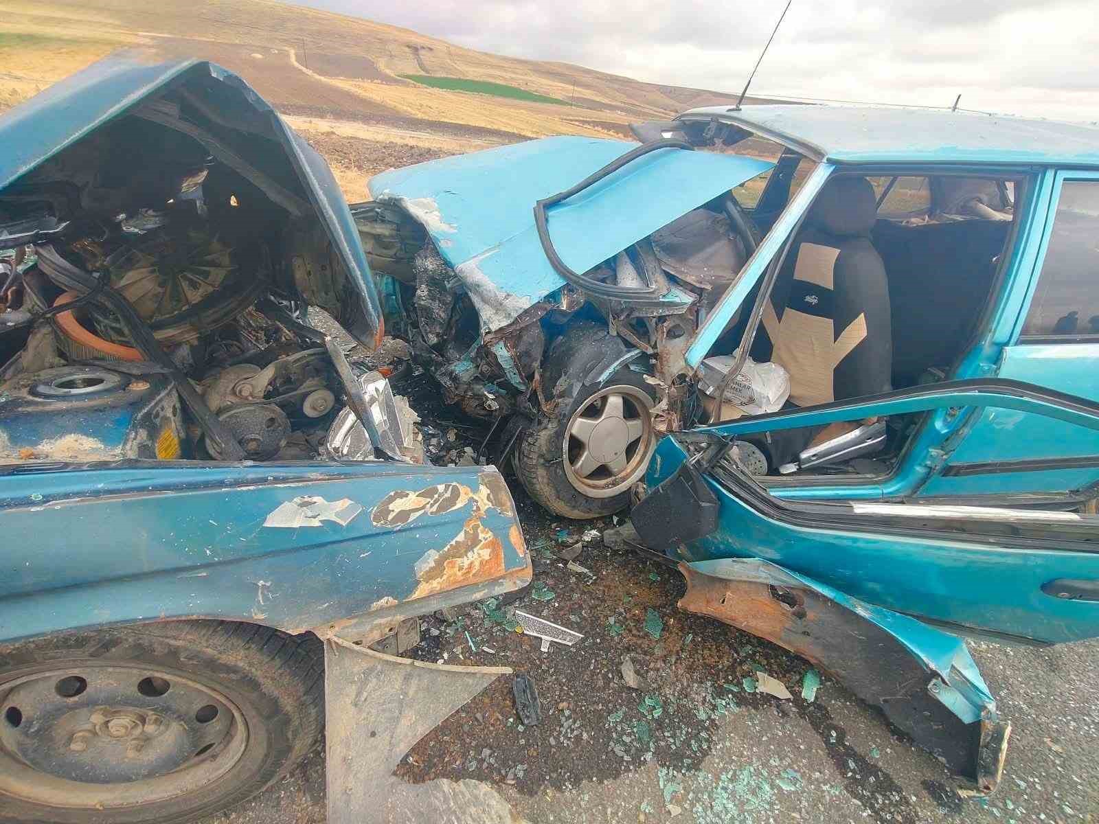Otomobillerin kafa kafaya çarpıştığı kazada 5 kişi yaralandı