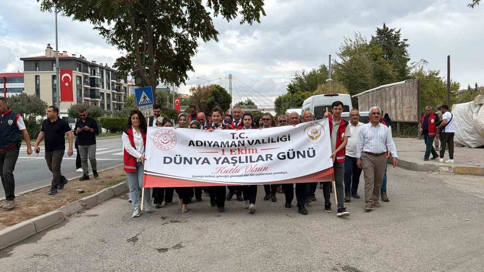 Adıyaman’da Dünya Yaşlılar Günü dolayısıyla kortej yürüyüşü