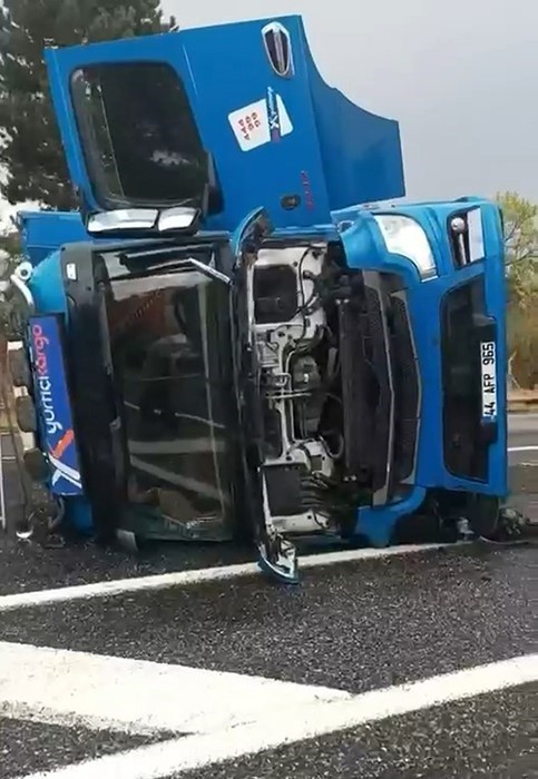 Virajı alamayan kargo tırı devrildi: 1 yaralı
