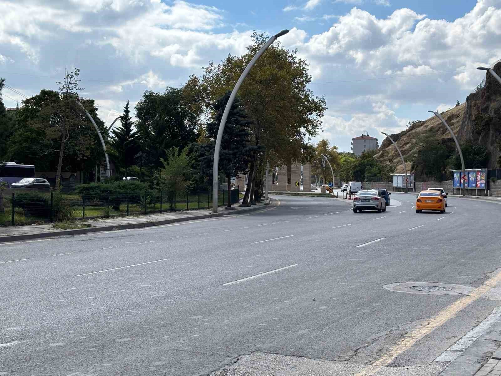 Otomobil çarpan bisiklet sürücüsünün ağır yaralandığı kaza kameraya yansıdı