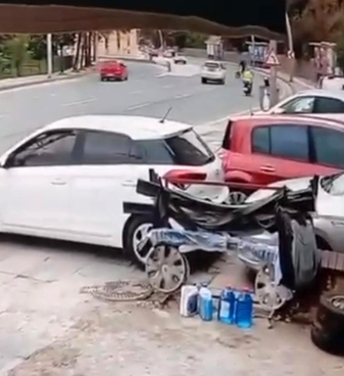 Otomobil çarpan bisiklet sürücüsünün ağır yaralandığı kaza kameraya yansıdı