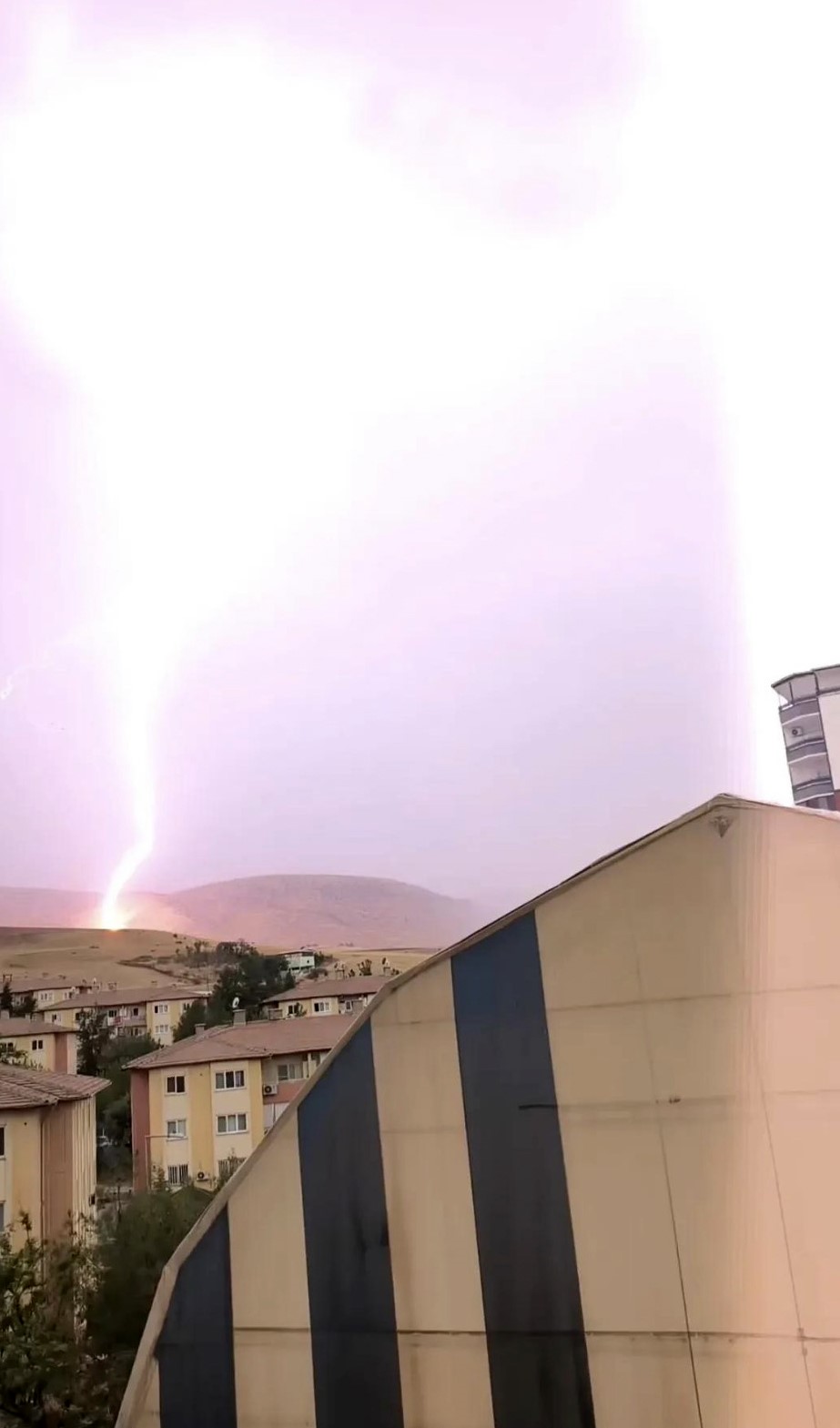 Siirt’te tarlaya yıldırım düştü