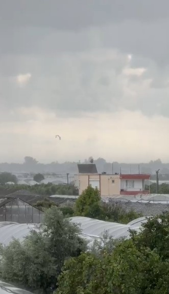 Kumluca’da sağanak etkili oldu, denizde çıkıp karaya ulaşan hortum seralara zarar verdi
