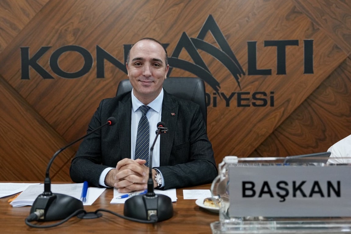 CHP’den istifa eden Konyaaltı Belediye Başkanı Kotan’ın katıldığı meclis toplantısında gerginlik yaşandı