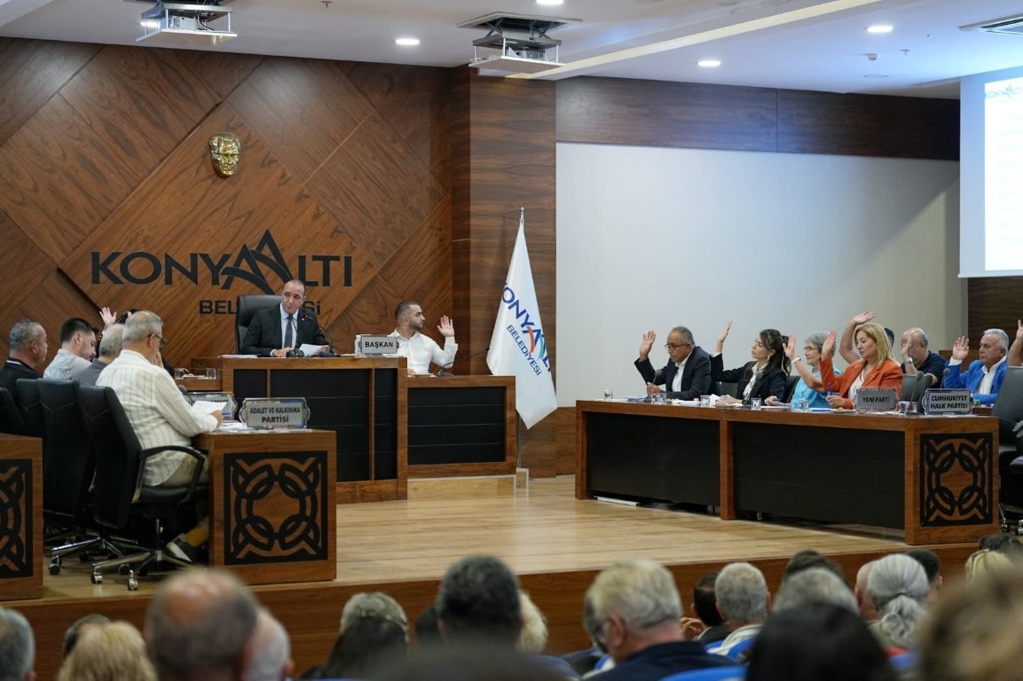 CHP’den istifa eden Konyaaltı Belediye Başkanı Kotan’ın katıldığı meclis toplantısında gerginlik yaşandı