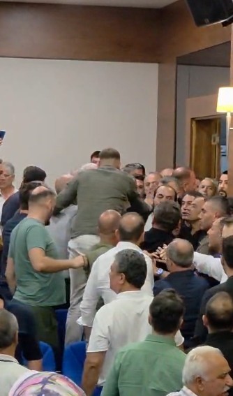 CHP’den istifa eden Konyaaltı Belediye Başkanı Kotan’ın katıldığı meclis toplantısında gerginlik yaşandı