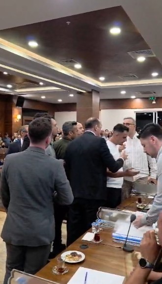 CHP’den istifa eden Konyaaltı Belediye Başkanı Kotan’ın katıldığı meclis toplantısında gerginlik yaşandı