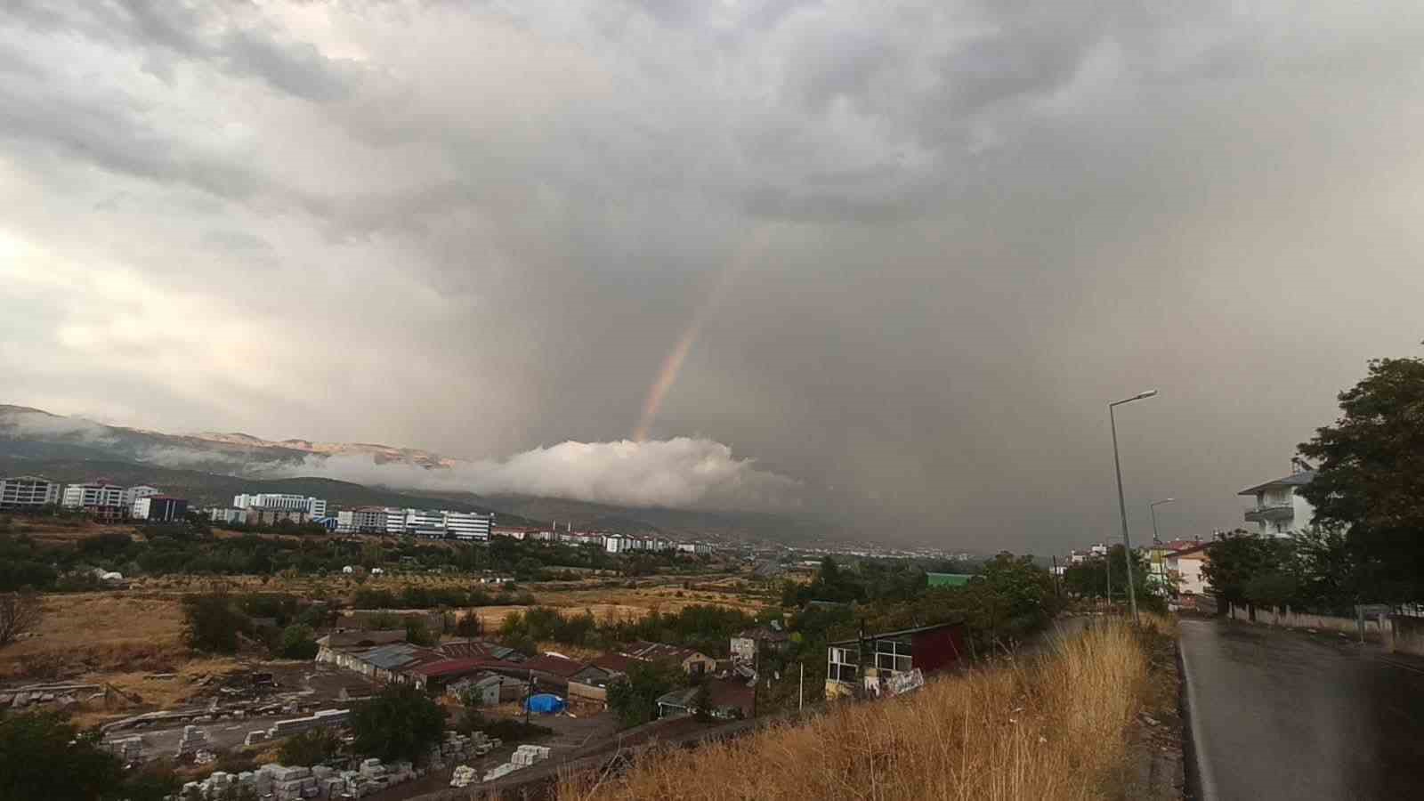 Bingöl’de sağanak sonrası gökkuşağı çıktı, yüksek kesimler doluyla beyaza büründü