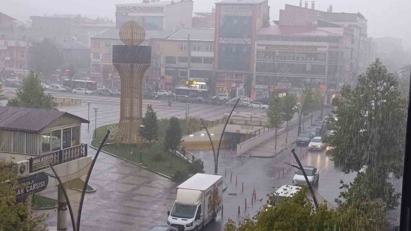 Bingöl’de sağanak sonrası gökkuşağı çıktı, yüksek kesimler doluyla beyaza büründü