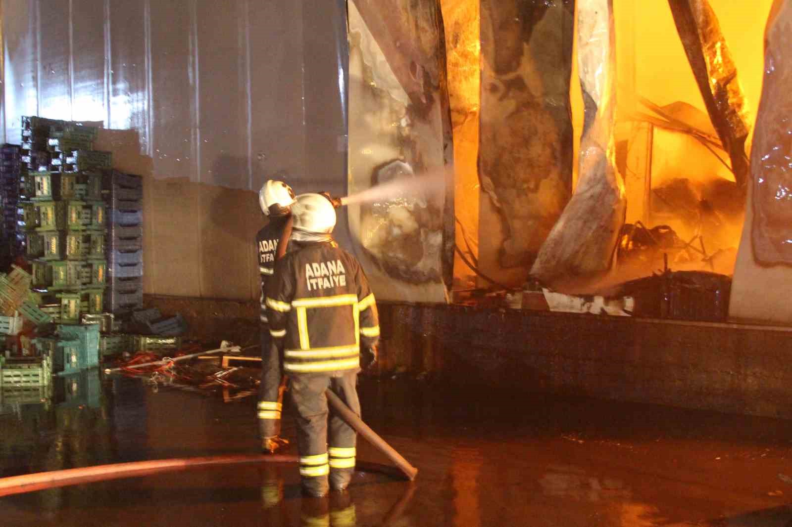 Adana’da halde çıkan yangında 22 iş yeri kullanılamaz hale geldi