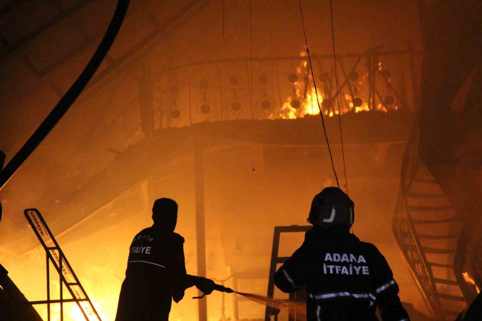 Adana’da halde çıkan yangında 22 iş yeri kullanılamaz hale geldi