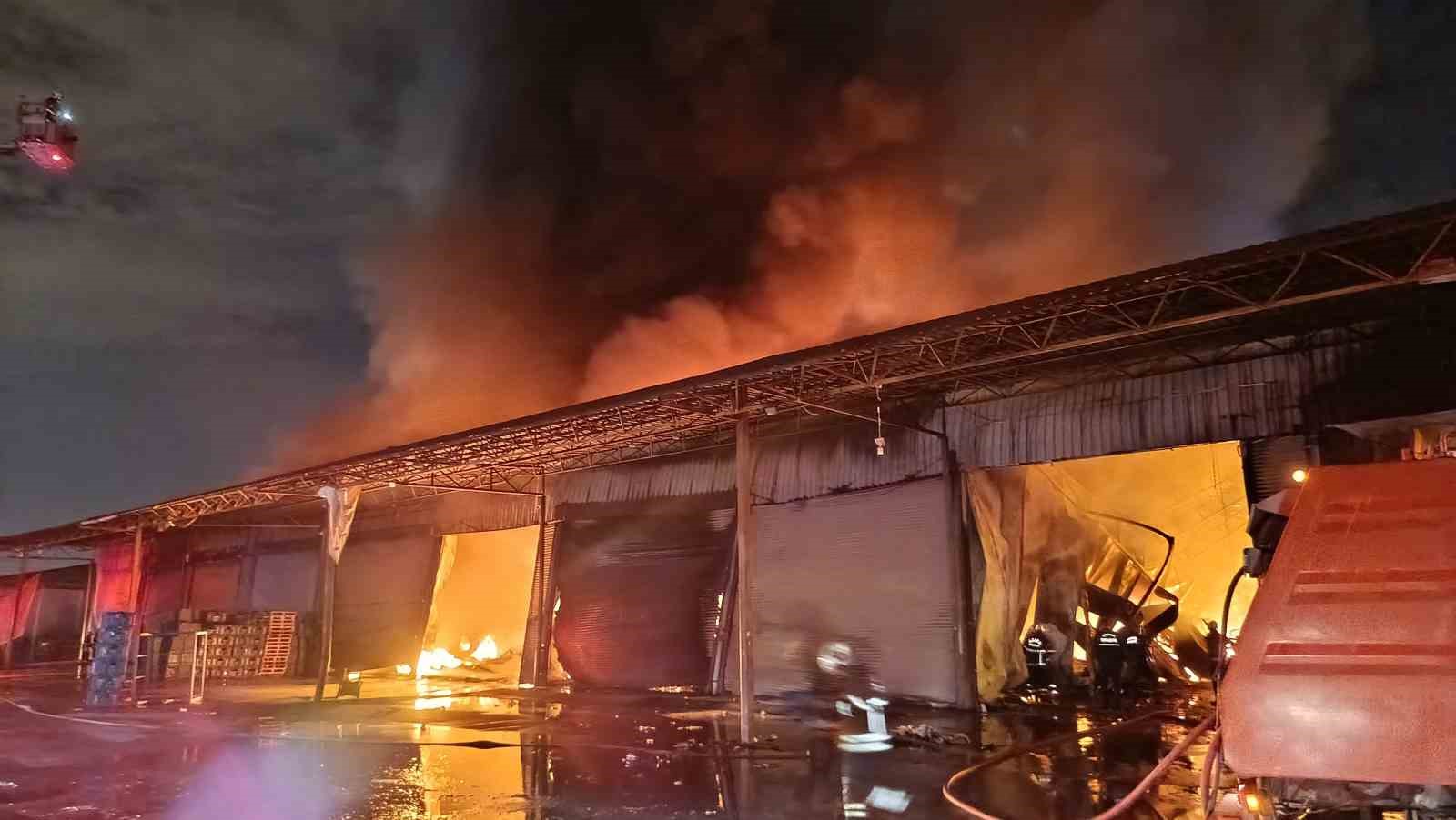 Adana’da halde çıkan yangında 22 iş yeri kullanılamaz hale geldi