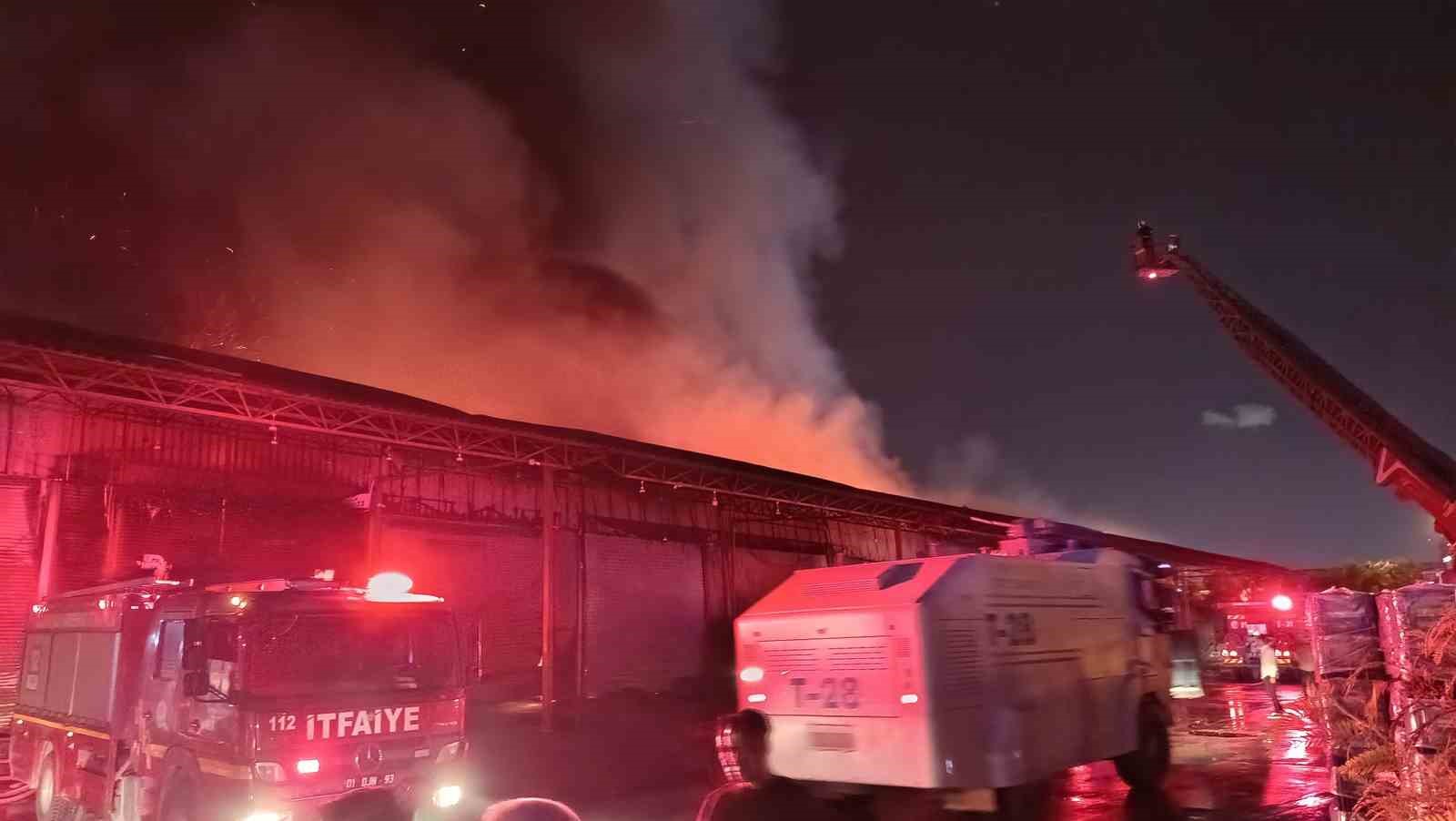 Adana’da halde çıkan yangında 22 iş yeri kullanılamaz hale geldi
