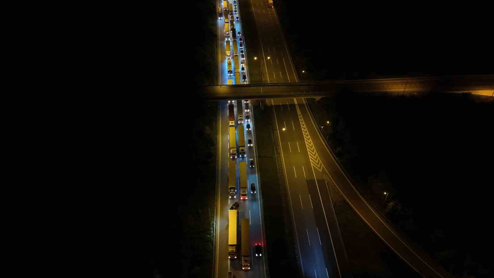 Anadolu Otoyolu Düzce kesiminde kimyasal yüklü tır devrildi: İstanbul yönü trafiğe kapandı