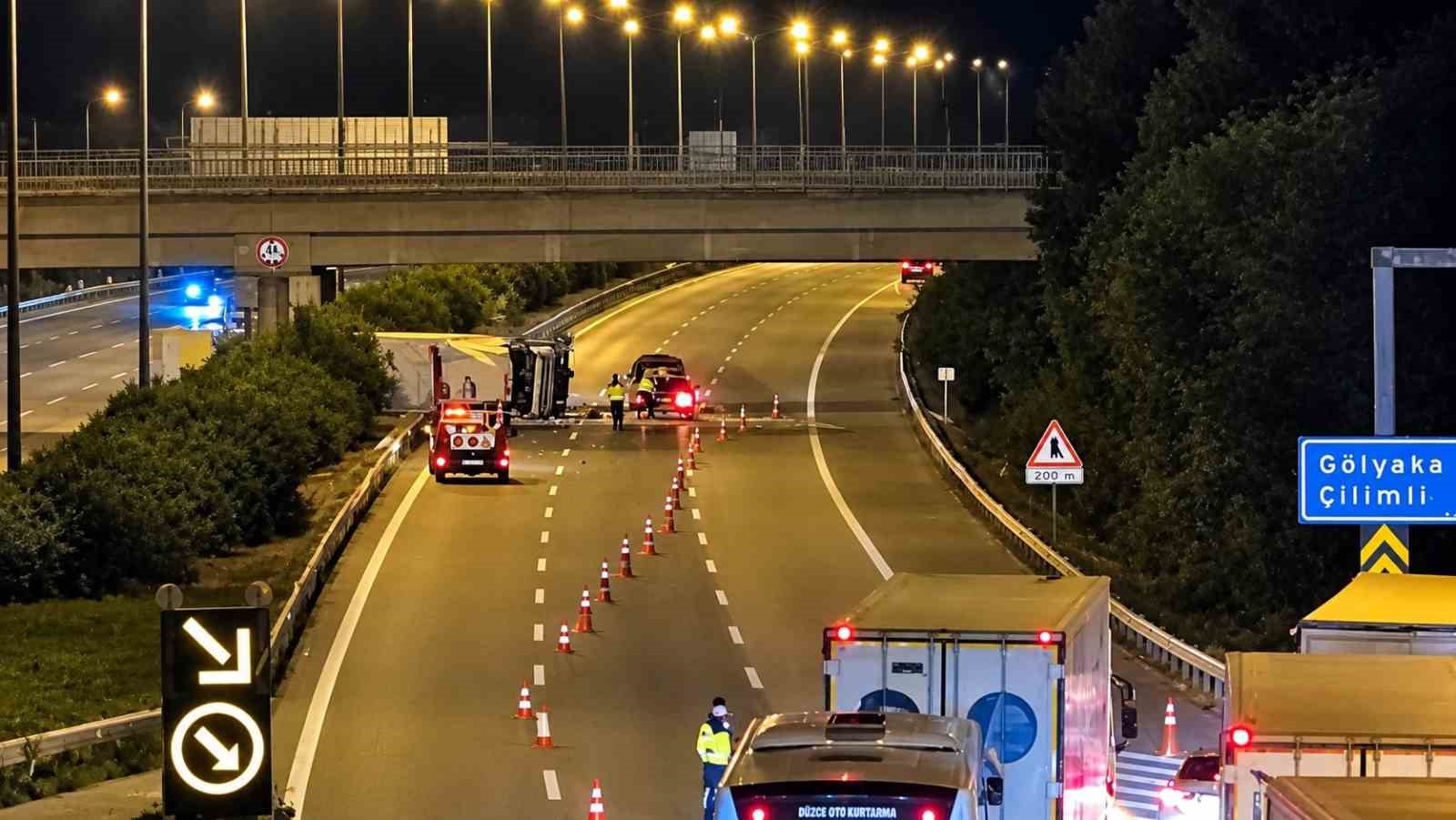 Anadolu Otoyolu Düzce kesiminde kimyasal yüklü tır devrildi: İstanbul yönü trafiğe kapandı
