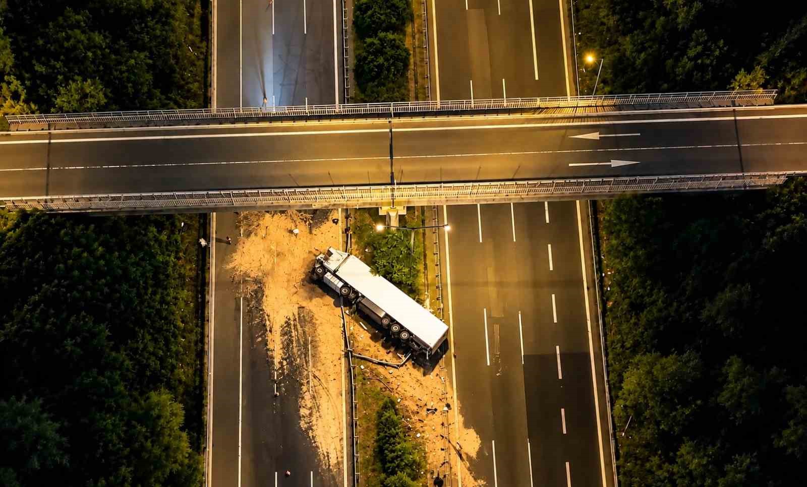 Anadolu Otoyolu Düzce kesiminde kimyasal yüklü tır devrildi: İstanbul yönü trafiğe kapandı