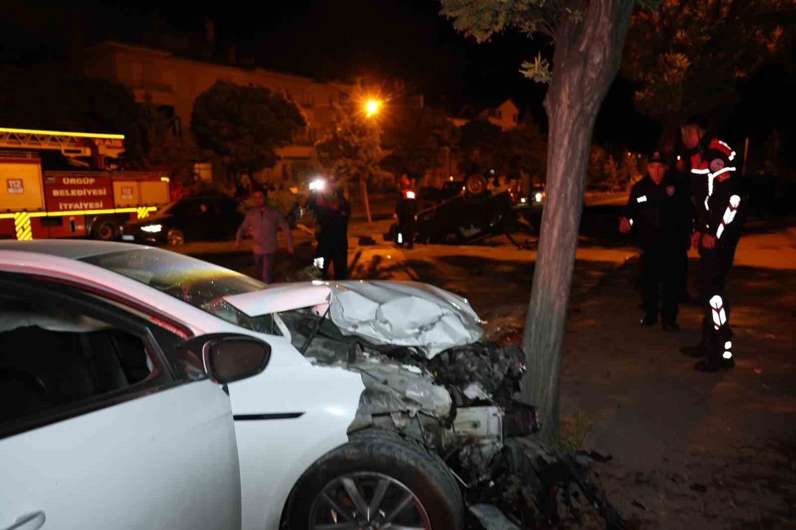 Nevşehir’de yarış yaptıkları iddia edilen iki otomobil kavşakta kazaya karıştı: 6 yaralı