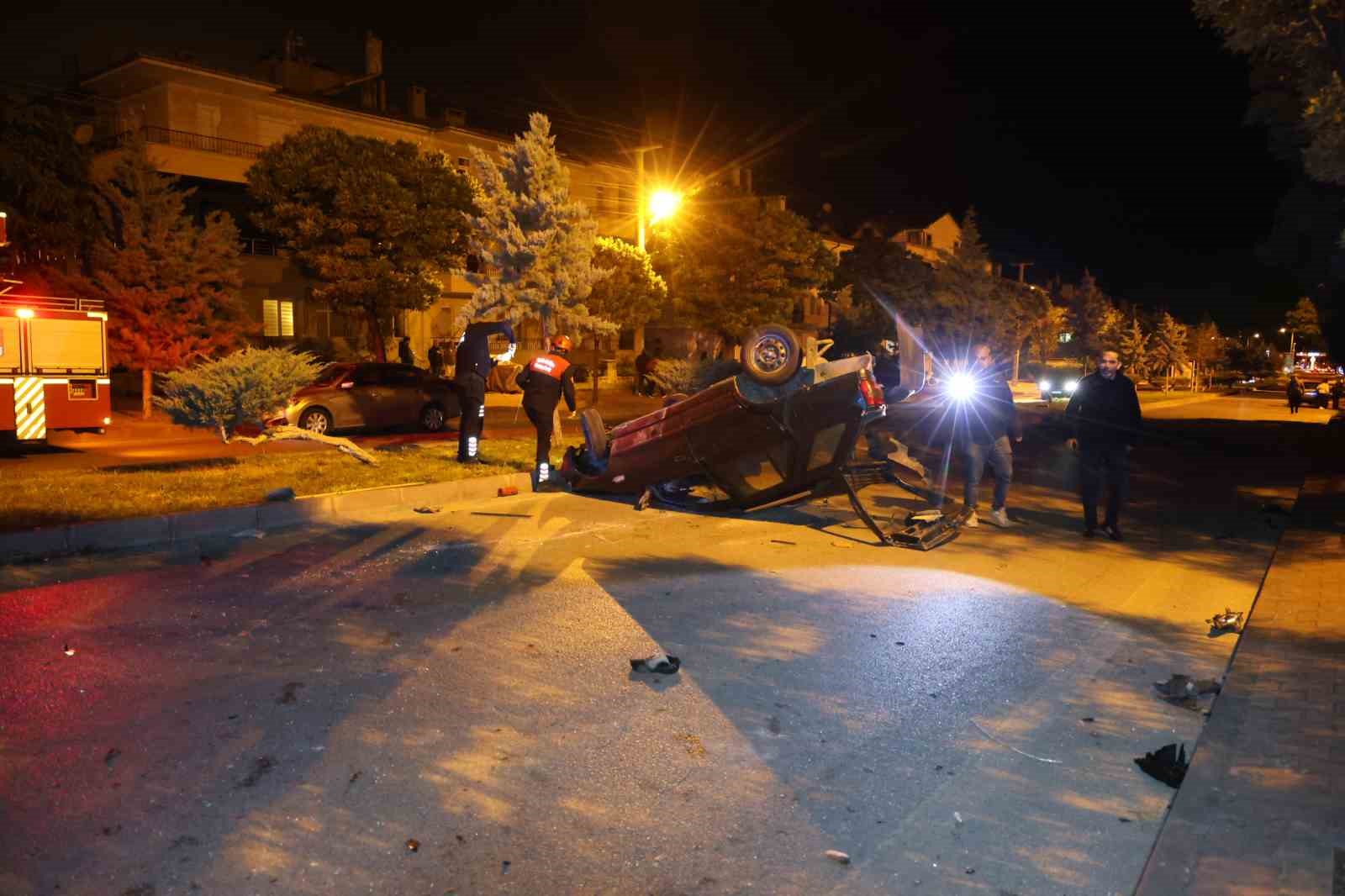 Nevşehir’de yarış yaptıkları iddia edilen iki otomobil kavşakta kazaya karıştı: 6 yaralı